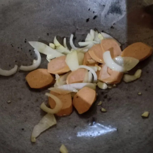 Tumis bawang putih dan bawang bombay hingga wangi, lalu masukkan potongan sosis. Beri kaldu jamur