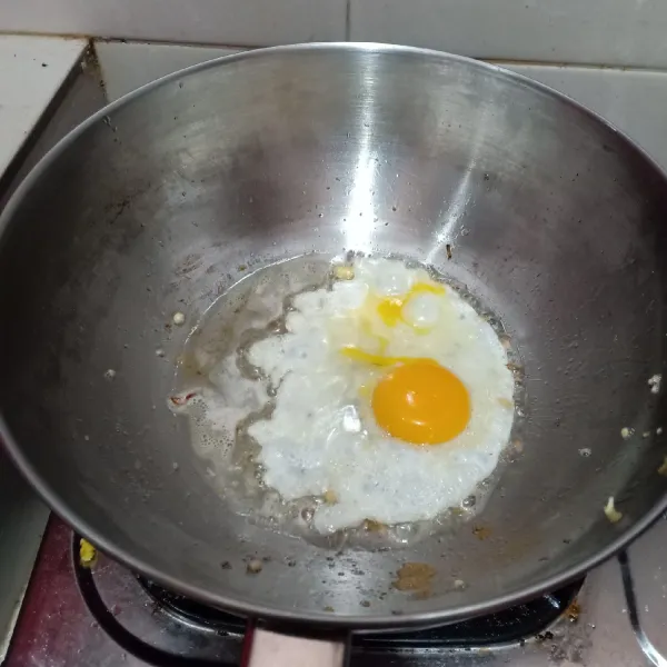 Goreng telur sesuai selera.
