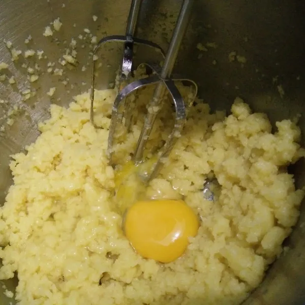 Setelah hangat mixer speed rendah untuk menghilangkan uap panas, lalu masukan telur satu persatu