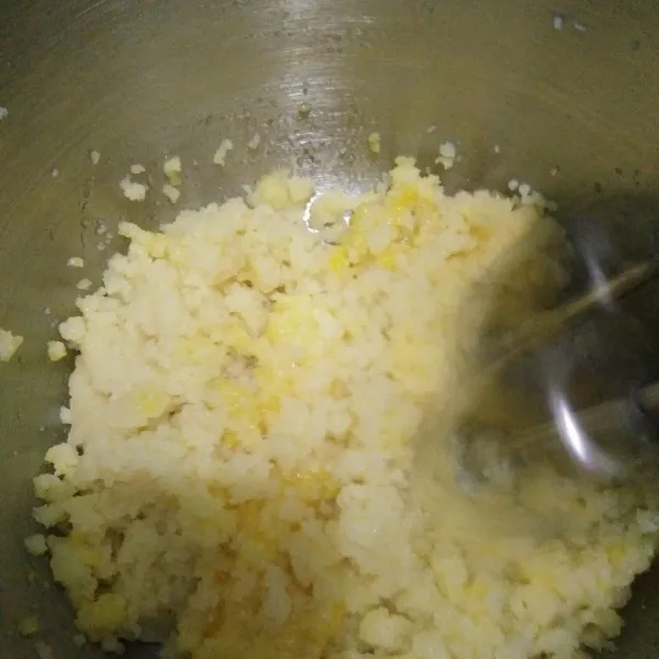 Biarkan hangat lalu mixer sampai uap panas hilang,masukan telur satu persatu satu,parmesan,chedar dan baking powder
