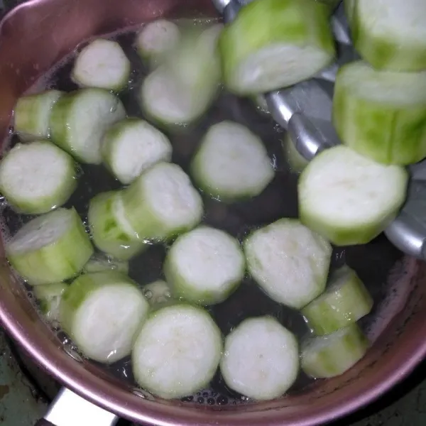 Masak gambas dan bawang putih