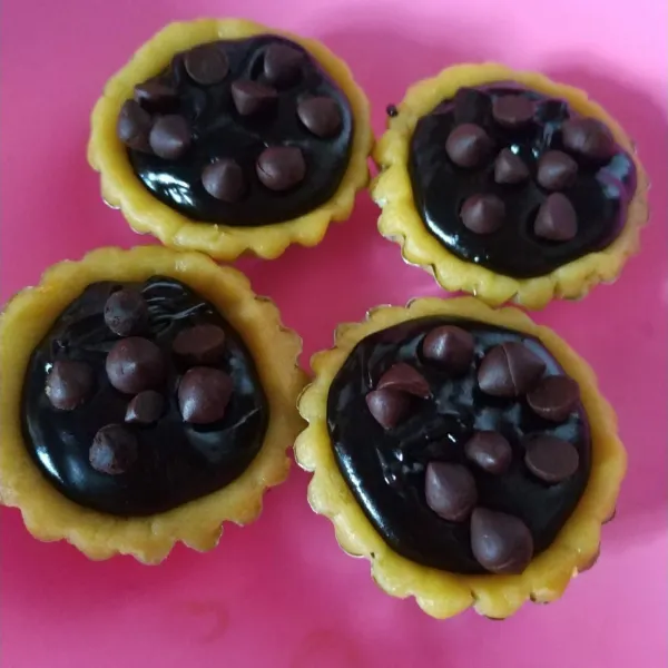 Masukkan bronis ke dalam cetakan pie beri toping chocochips, oven selama 10-15 menit.