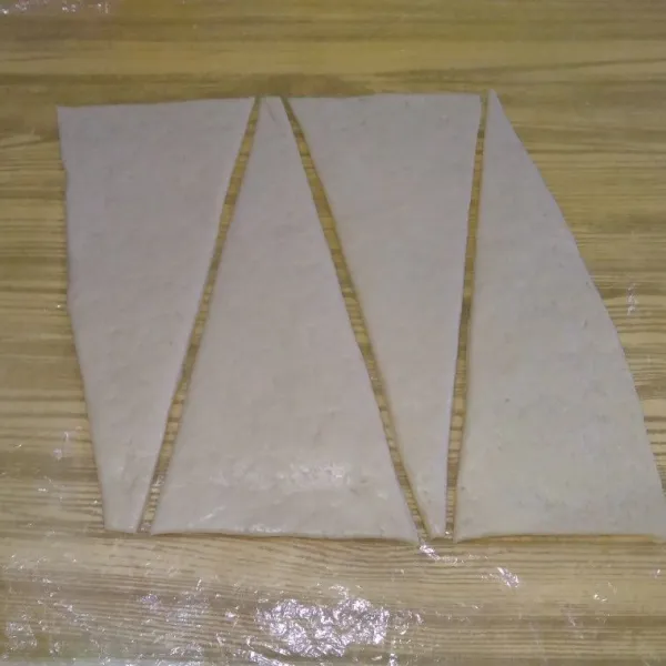 Ambil adonan kemudian pipihkan dan bentuk lancip (seperti pada gambar) dengan lebar atas 10 cm dan ketebalan 0,5 cm