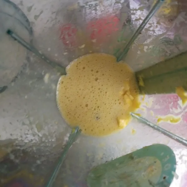 Campurkan pisang, telur, dan margarin dengan blender/mixer/whisk hingga tercampur rata