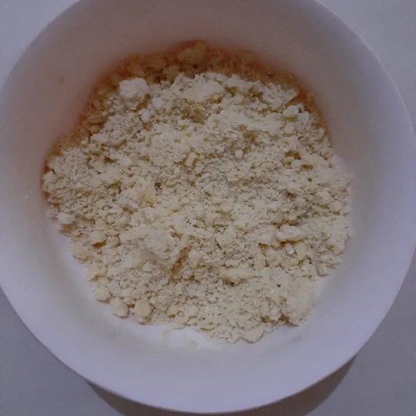 Campur semua bahan kecuali telur. Campur tepung, gula halus dan mentega sampai berbulir².