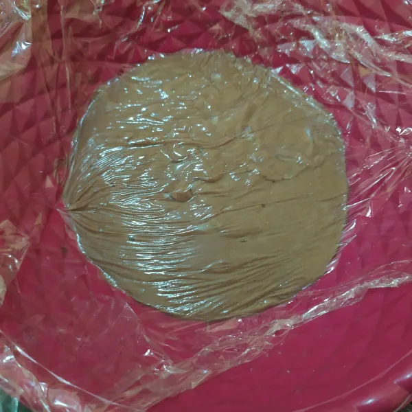 Tutup fla dengan plastik wrap hingga permukaan plastik menyentuh fla. Lalu tuang didalam Soes . Sajikan.
