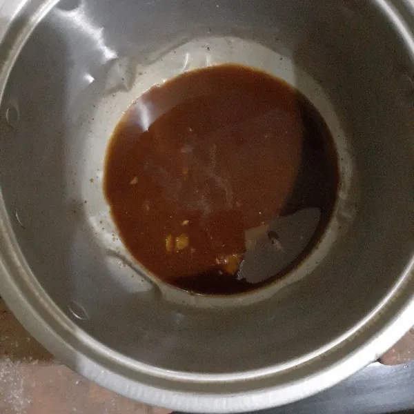 Untuk saus apelnya : Tuang air/jusnya dalam panci. Masukkan maizenanya, aduk merata dan masak sampai mengental dengan api kecil. Angkat. Sisihkan.
