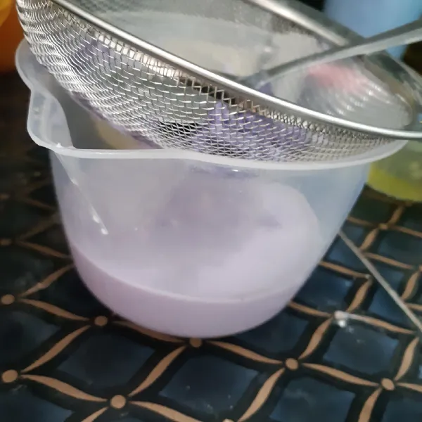 Saring untuk memisahkan gumpalan