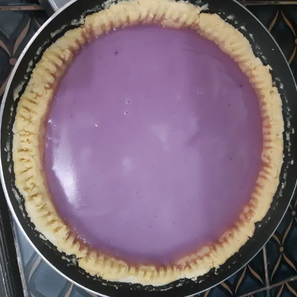 Tuang fla ke dalam kulit pie, diamkan hingga fla mengeras.