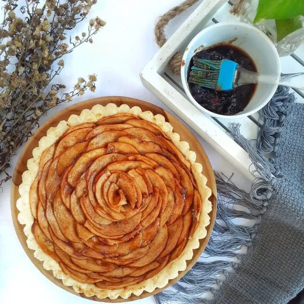 Olesi kembali pie dengan saus apelnya. Biar kelihatan mengkilap. Sajikan.