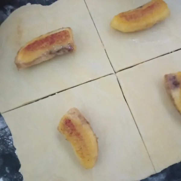 Beri isian pisang diatas kulit puff pastry.