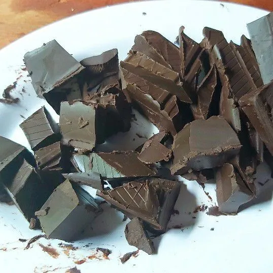 Potong-potong cokelat lalu lelehkan bersama mentega dengan cara di tim.
