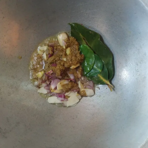 Panaskan sedikit minyak, tumis bumbu halus dan bumbu rajang hingga harum