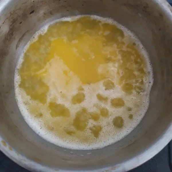 Masukkan dalam panci air, garam dan margarin. Masak hingga mendidih.