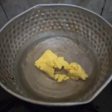 didihkan air dan margarin hingga tercampur rata. matikan api.