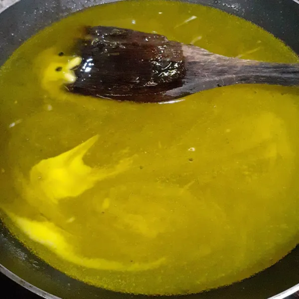 Masak air, gula, garam, dan margarin hingga mendidih. Matikan api.