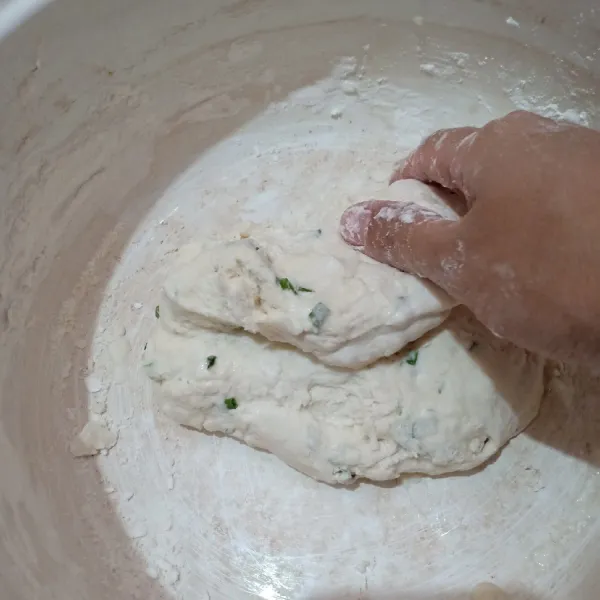 Segera aduk adonan dengan sendok (jika panas) lalu uleni dengan tangan agar merata sempurna.