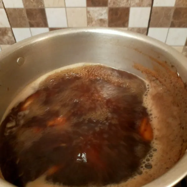 Masak hingga air berkurang setengah lalu disaring untuk menghilangkan kotoran pada gula merah. Masak kembali.