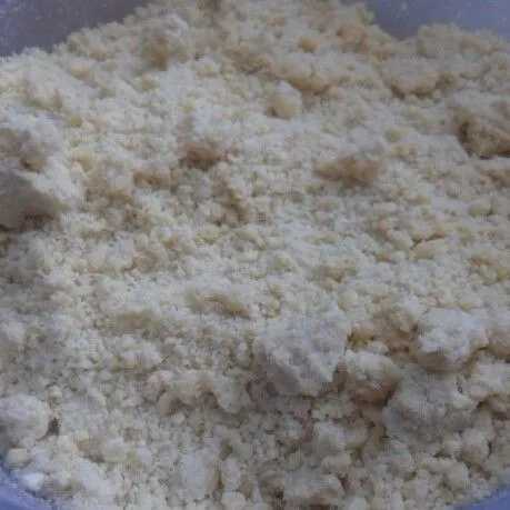 campur bahan B, aduk hingga berbulir-bulir.