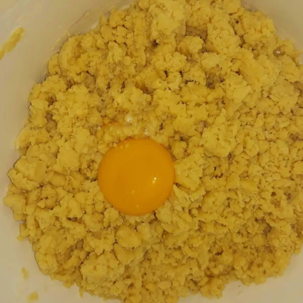 Masukkan 1 kuning telur uleni sampai kalis.