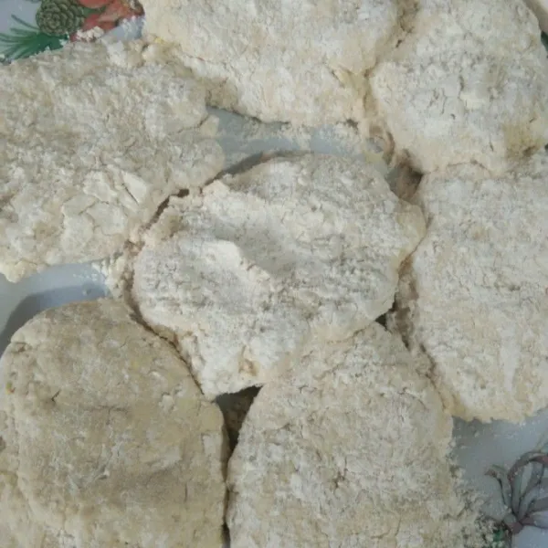 Baluri adonan dengan tepung terigu.