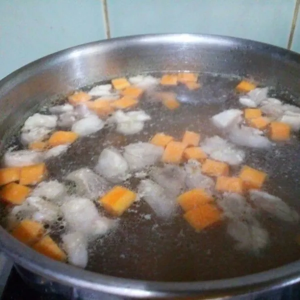 Masukkan wortel. Setelah wortel setengah matang, masukkan jagung & sosis. Tunggu sesaat sampai sosis mengembang, lalu masukkan macaroni & daun bawang, koreksi rasa. Sajikan hangat.