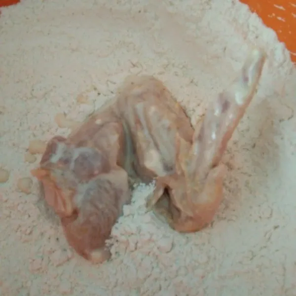 Gulingkan pada tepung tering sebelumnya, cubit cubit supaya tepung menempel pada ayam, lakukan hingga habis.