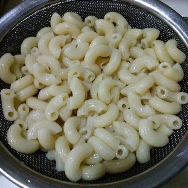 Rebus macaroni sampai matang, angkat, siram air dingin supaya tidak menggumpal lalu tiriskan.