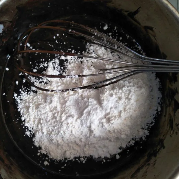 Masukkan tepung terigu dan baking powder, aduk rata