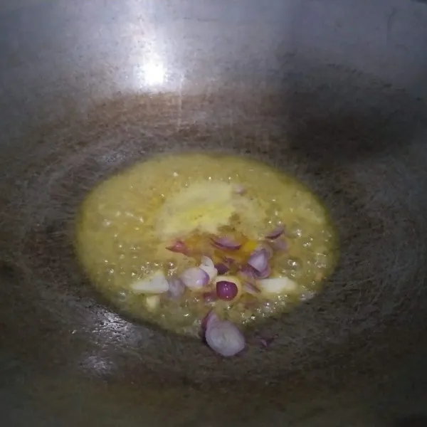 Tumis bawang merah dan bawang putih dengan margarin sampai harum.