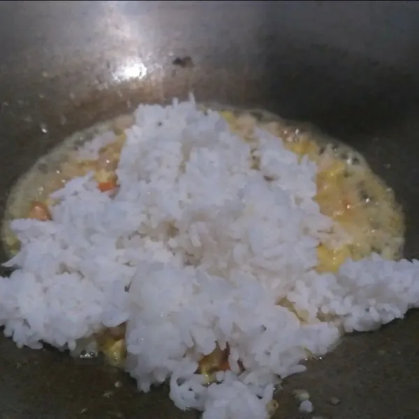 Masukkan nasi, garam, lada dan kaldu jamur, aduk rata. Koreksi rasa.