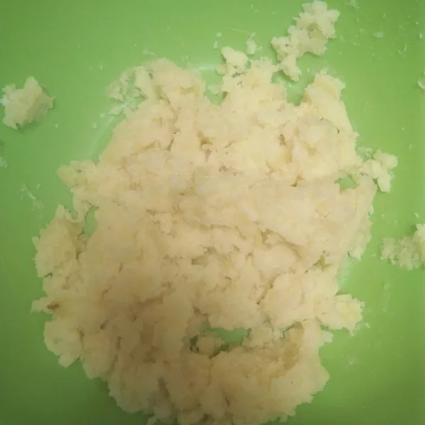 Ketika panas tumbuk kentang sampai lembut sisihkan.