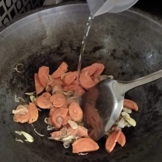 Tumis cabe, bawang putih, bawang merah dan tomat, lalu masukkan wortel. Tambahkan air sedikit. Masak hingga wortel agak empuk.