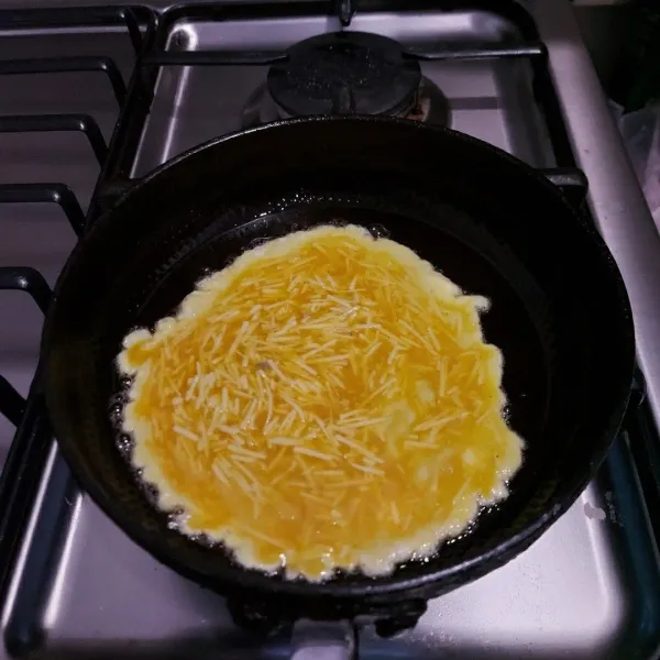 Panaskan minyak goreng lalu masukkan telur.
