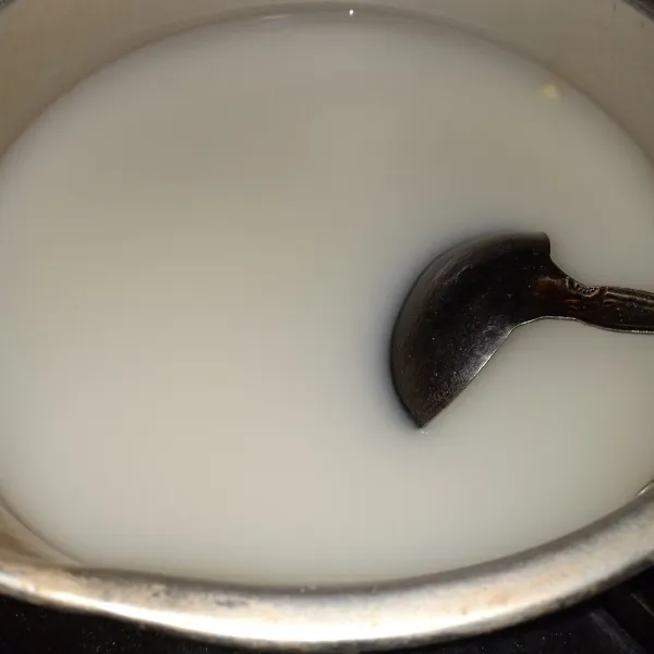 Larutkan 1000 ml air dan susu dalam panci.
