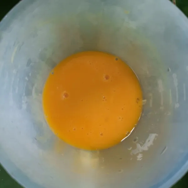 Siapkan kuning telur yang telah dikocok.