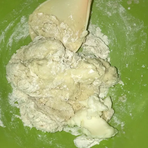 Tambahkan mentega putih dan uleni sampai kalis