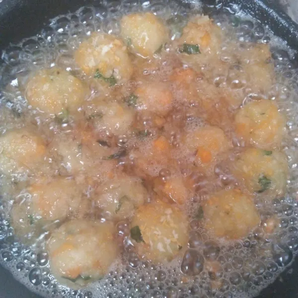 Celupkan adonan kekocokan telur lalu gulingkan ke tepung panir lalu goreng sampai matang.