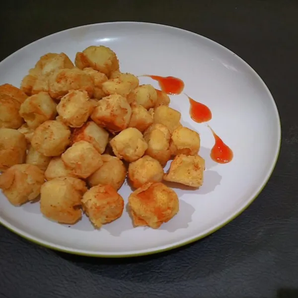 Taburi dengan cabe bubuk. Sajikan selagi hangat.