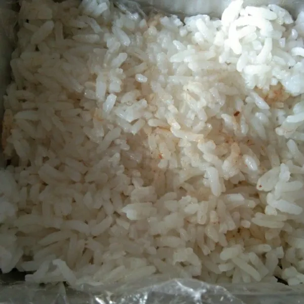 tambahkan nasi lagi, ratakan dan padatkan, potong potong / kerat dengan bantuan pisau nasi menjadi beberapa bagian.