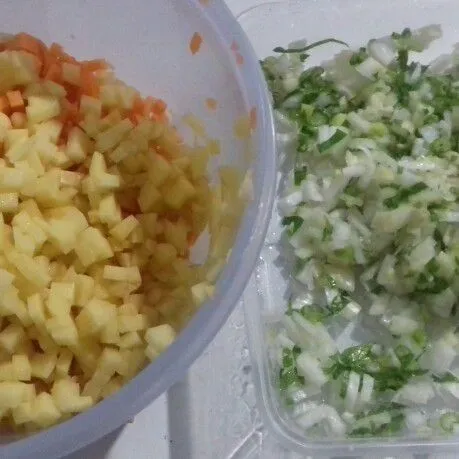 Siapkan bahan isian. potong dadu kecil wortel dan kentang. Iris halus daun bawang. haluskan bawang putih dan bawang merah.