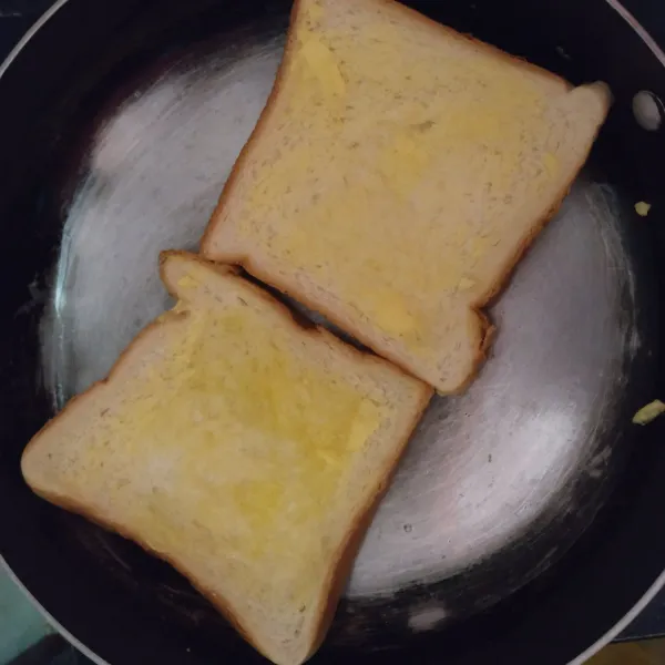 Panggang roti dengan olesan margarin