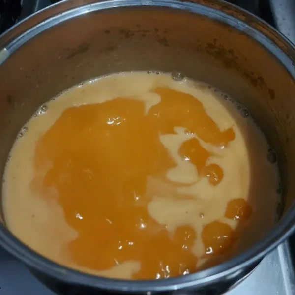 Campur dan aduk rata bahan putih telur, lalu masak dengan api sedang sampai mendidih sambil diaduk².