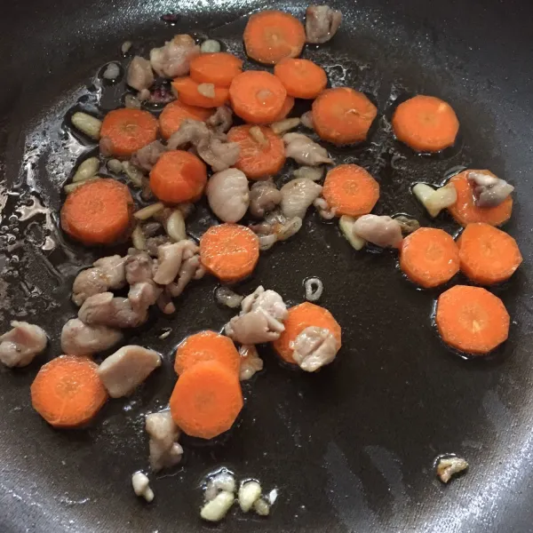 Tambahkan wortel, masak hingga empuk.