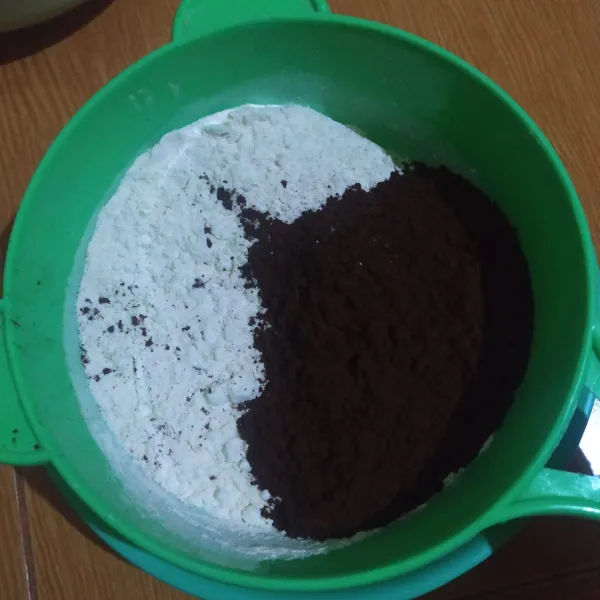 Ayak & campur rata terigu dengan coklat bubuk,sisihkan dulu.