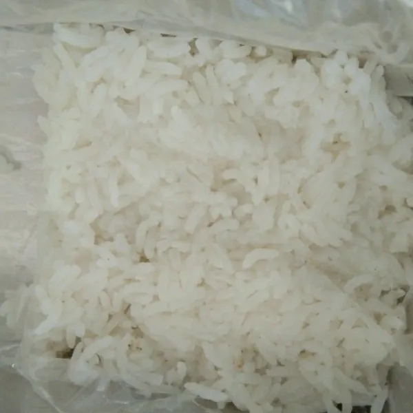 masukan nasi ke dalam cetakan, padatkan.