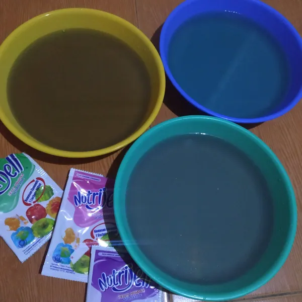 Masak masing² puding jelly sesuai petunjuk di kemasan,tuang di wadah datar,biarkan dingin & mengeras.