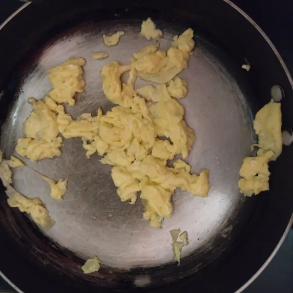Masukkan scramble eeg ke pan yang sudah diberi margarin aduk . Api kecil saja