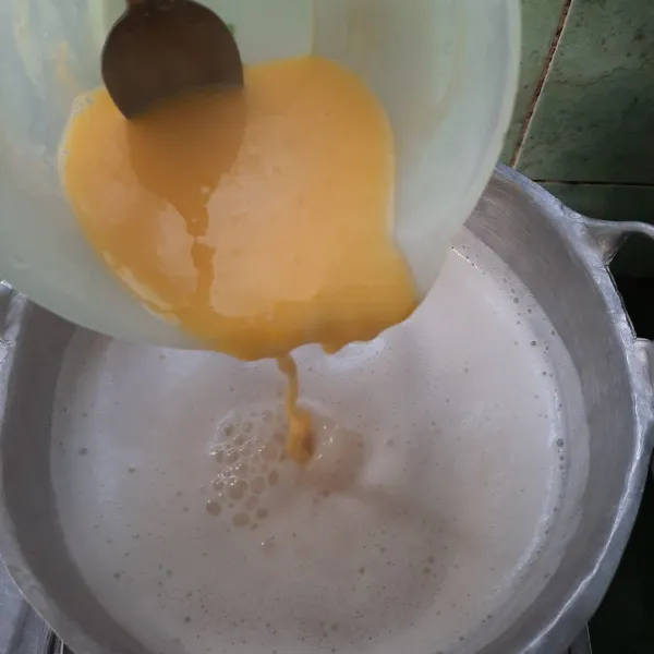 Setelah puding mendidih matikan api lalu masukan kocokan telur aduk aduk.