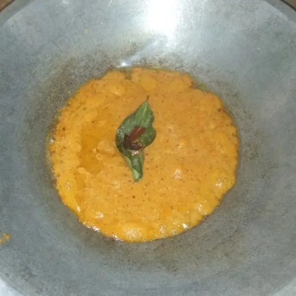 Panaskan minyak. Tumis bumbu halus dengan daun salam, kayu manis, dan asam kandis. Masak hingga harum dan keluar minyak dari bumbunya.